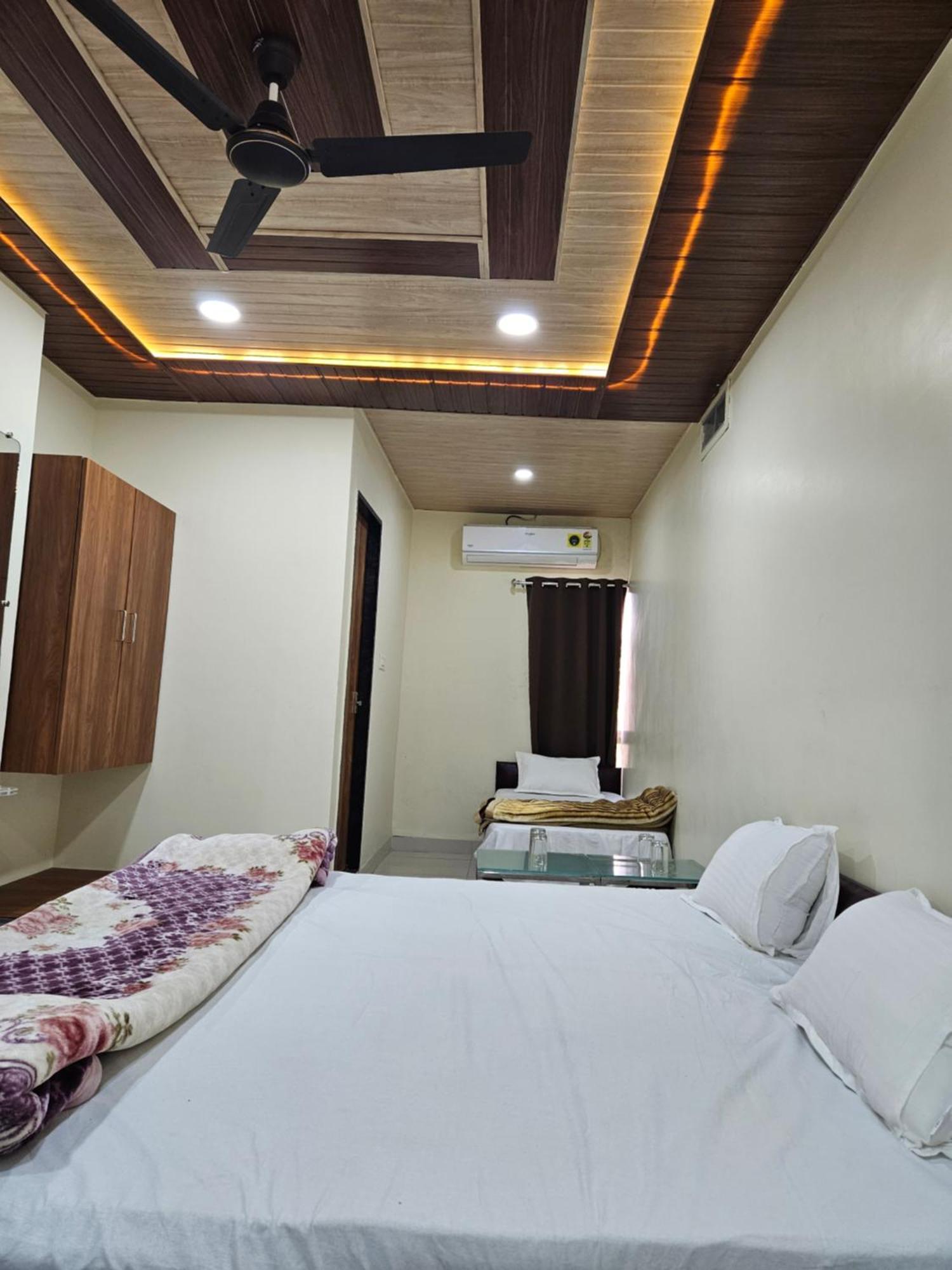 Shri Shiv Ganga Bhakt Niwas Hotel Ujjain Exterior foto
